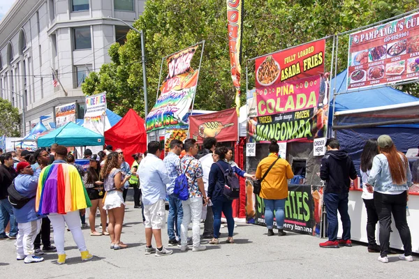 San Francisco, Ca - 29 Haziran 2019: San Francisco şehir merkezindeki San Francisco Gay Onur Festivali 'nde kimliği belirsiz katılımcılar kutlama yapıyor. Direnişin Tema Jenerasyonları.