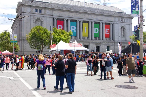San Francisco, Ca - 29 Haziran 2019: San Francisco şehir merkezindeki San Francisco Gay Onur Festivali 'nde kimliği belirsiz katılımcılar kutlama yapıyor. Direnişin Tema Jenerasyonları.