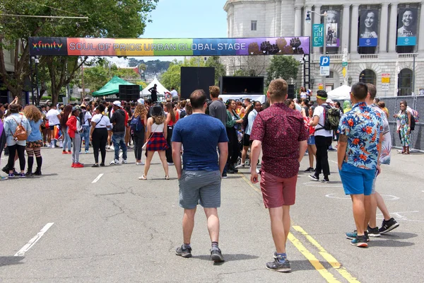 San Francisco, Ca - 29 Haziran 2019: San Francisco şehir merkezindeki San Francisco Gay Onur Festivali 'nde kimliği belirsiz katılımcılar kutlama yapıyor. Direnişin Tema Jenerasyonları.
