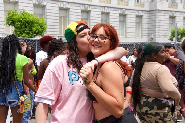 San Francisco, Ca - 29 Haziran 2019: San Francisco şehir merkezindeki San Francisco Gay Onur Festivali 'nde kimliği belirsiz katılımcılar kutlama yapıyor. Direnişin Tema Jenerasyonları.