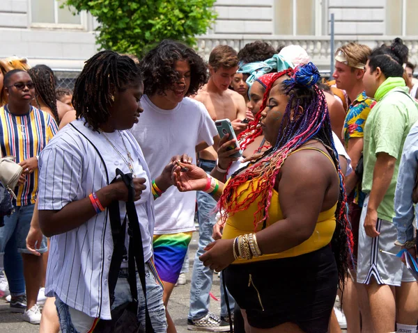 San Francisco, Ca - 29 Haziran 2019: San Francisco şehir merkezindeki San Francisco Gay Onur Festivali 'nde kimliği belirsiz katılımcılar kutlama yapıyor. Direnişin Tema Jenerasyonları.