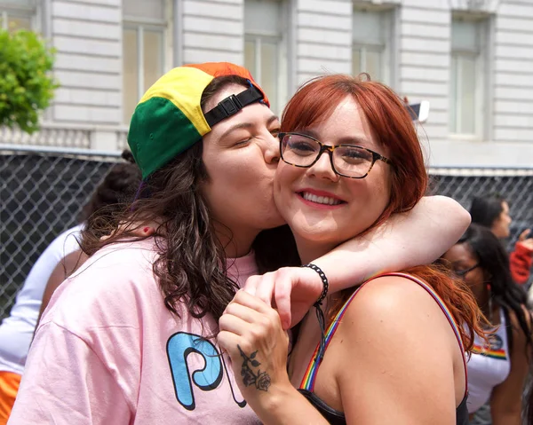 San Francisco, Ca - 29 Haziran 2019: San Francisco şehir merkezindeki San Francisco Gay Onur Festivali 'nde kimliği belirsiz katılımcılar kutlama yapıyor. Direnişin Tema Jenerasyonları.