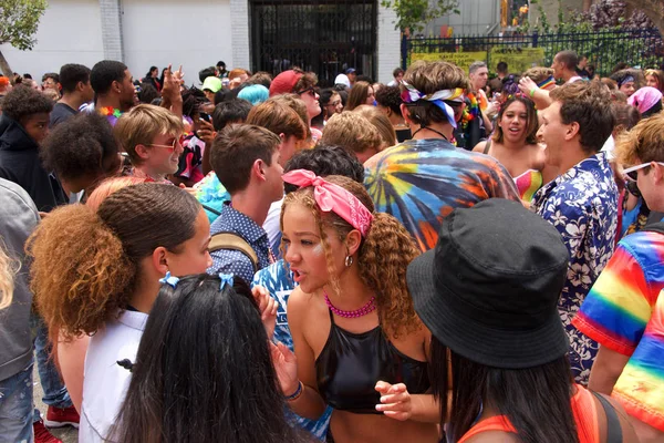 San Francisco, Ca - 29 Haziran 2019: San Francisco şehir merkezindeki San Francisco Gay Onur Festivali 'nde kimliği belirsiz katılımcılar kutlama yapıyor. Direnişin Tema Jenerasyonları.