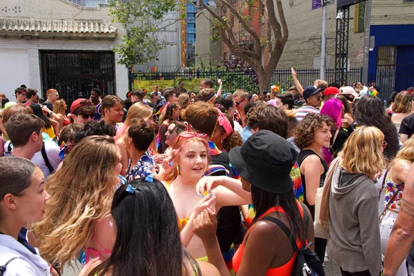 San Francisco, Ca - 29 Haziran 2019: San Francisco şehir merkezindeki San Francisco Gay Onur Festivali 'nde kimliği belirsiz katılımcılar kutlama yapıyor. Direnişin Tema Jenerasyonları.