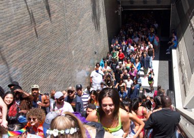San Francisco, Ca - 30 Haziran 2019: Geleneksel San Francisco Gay Onur Festivali 'ne katılmak üzere Bart İstasyonu' ndan yüzlerce kimliği belirsiz katılımcı akın ediyor.