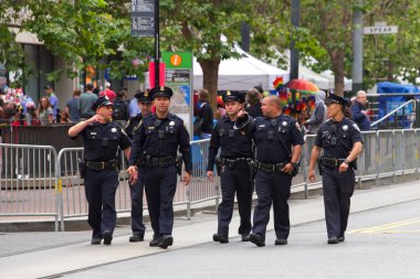 San Francisco, Ca - 30 Haziran 2019: Dünyanın en eski ve en büyük geçit törenlerinden biri olan 49. Geleneksel Gay Onur Yürüyüşü katılımcıları 200 'den fazla birliğe ve 100 binden fazla seyirciye ev sahipliği yapıyor.