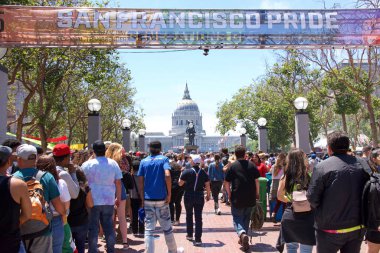 San Francisco, Ca - 30 Haziran 2019: Her yıl düzenlenen San Francisco Gay Onur Festivali 'ne katılmak üzere kimliği belirsiz binlerce katılımcı Halk Merkezi girişinde kuyrukta bekliyor.
