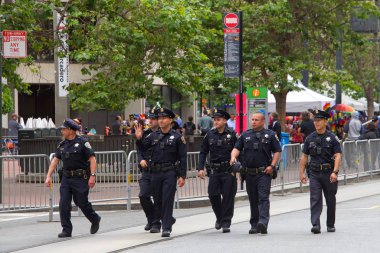 San Francisco, Ca - 30 Haziran 2019: Dünyanın en eski ve en büyük geçit törenlerinden biri olan 49. Geleneksel Gay Onur Yürüyüşü katılımcıları 200 'den fazla birliğe ve 100 binden fazla seyirciye ev sahipliği yapıyor.