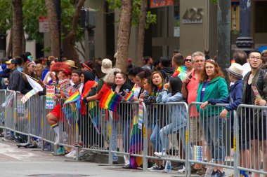 San Francisco, Ca - 30 Haziran 2019: Dünyanın en eski ve en büyük geçit törenlerinden biri olan 49. Geleneksel Gay Onur Yürüyüşü katılımcıları 200 'den fazla birliğe ve 100 binden fazla seyirciye ev sahipliği yapıyor.