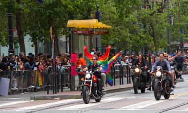 San Francisco, Ca - 30 Haziran 2019: Dünyanın en eski ve en büyük Lgbtqia geçit törenlerinden biri olan 49. Geleneksel Gay Onur Yürüyüşü 'ne katılanlar, 200' den fazla birlik ve 100 binden fazla seyirci