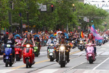 San Francisco, Ca - 30 Haziran 2019: Dünyanın en eski ve en büyük Lgbtqia geçit törenlerinden biri olan 49. Geleneksel Gay Onur Yürüyüşü 'ne katılanlar, 200' den fazla birlik ve 100 binden fazla seyirci