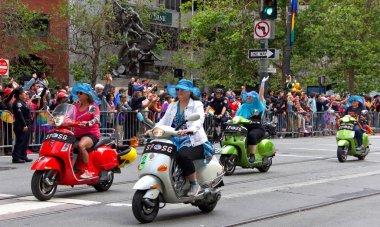 San Francisco, Ca - 30 Haziran 2019: Dünyanın en eski ve en büyük Lgbtqia geçit törenlerinden biri olan 49. Geleneksel Gay Onur Yürüyüşü 'ne katılanlar, 200' den fazla birlik ve 100 binden fazla seyirci