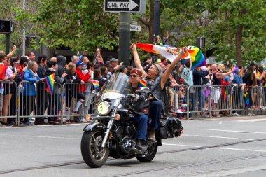 San Francisco, Ca - 30 Haziran 2019: Dünyanın en eski ve en büyük Lgbtqia geçit törenlerinden biri olan 49. Geleneksel Gay Onur Yürüyüşü 'ne katılanlar, 200' den fazla birlik ve 100 binden fazla seyirci
