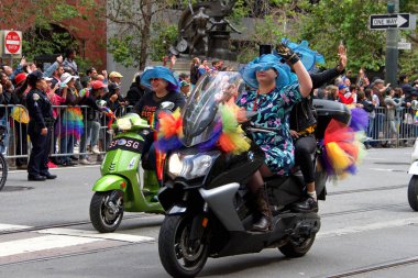 San Francisco, Ca - 30 Haziran 2019: Dünyanın en eski ve en büyük Lgbtqia geçit törenlerinden biri olan 49. Geleneksel Gay Onur Yürüyüşü 'ne katılanlar, 200' den fazla birlik ve 100 binden fazla seyirci