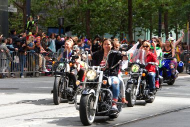 San Francisco, Ca - 30 Haziran 2019: Dünyanın en eski ve en büyük Lgbtqia geçit törenlerinden biri olan 49. Geleneksel Gay Onur Yürüyüşü 'ne katılanlar, 200' den fazla birlik ve 100 binden fazla seyirci