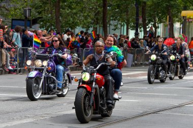 San Francisco, Ca - 30 Haziran 2019: Dünyanın en eski ve en büyük Lgbtqia geçit törenlerinden biri olan 49. Geleneksel Gay Onur Yürüyüşü 'ne katılanlar, 200' den fazla birlik ve 100 binden fazla seyirci