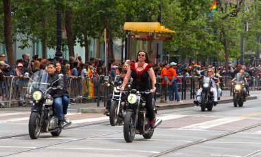 San Francisco, Ca - 30 Haziran 2019: Dünyanın en eski ve en büyük Lgbtqia geçit törenlerinden biri olan 49. Geleneksel Gay Onur Yürüyüşü 'ne katılanlar, 200' den fazla birlik ve 100 binden fazla seyirci