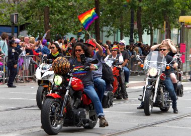 San Francisco, Ca - 30 Haziran 2019: Dünyanın en eski ve en büyük Lgbtqia geçit törenlerinden biri olan 49. Geleneksel Gay Onur Yürüyüşü 'ne katılanlar, 200' den fazla birlik ve 100 binden fazla seyirci