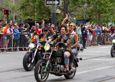 San Francisco, Ca - 30 Haziran 2019: Dünyanın en eski ve en büyük Lgbtqia geçit törenlerinden biri olan 49. Geleneksel Gay Onur Yürüyüşü 'ne katılanlar, 200' den fazla birlik ve 100 binden fazla seyirci
