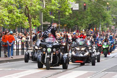 San Francisco, Ca - 30 Haziran 2019: Dünyanın en eski ve en büyük Lgbtqia geçit törenlerinden biri olan 49. Geleneksel Gay Onur Yürüyüşü 'ne katılanlar, 200' den fazla birlik ve 100 binden fazla seyirci