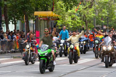 San Francisco, Ca - 30 Haziran 2019: Dünyanın en eski ve en büyük Lgbtqia geçit törenlerinden biri olan 49. Geleneksel Gay Onur Yürüyüşü 'ne katılanlar, 200' den fazla birlik ve 100 binden fazla seyirci