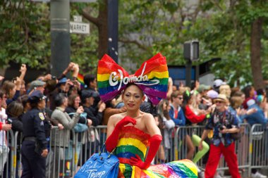 San Francisco, Ca - 30 Haziran 2019: Dünyanın en eski ve en büyük Lgbtqia geçit törenlerinden biri olan 49. Geleneksel Gay Onur Yürüyüşü 'ne katılanlar, 200' den fazla birlik ve 100 binden fazla seyirci