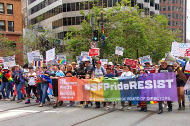 San Francisco, Ca - 30 Haziran 2019: Dünyanın en eski ve en büyük Lgbtqia geçit törenlerinden biri olan 49. Geleneksel Gay Onur Yürüyüşü 'ne katılanlar, 200' den fazla birlik ve 100 binden fazla seyirci