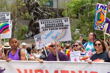 San Francisco, Ca - 30 Haziran 2019: Dünyanın en eski ve en büyük Lgbtqia geçit törenlerinden biri olan 49. Geleneksel Gay Onur Yürüyüşü 'ne katılanlar, 200' den fazla birlik ve 100 binden fazla seyirci
