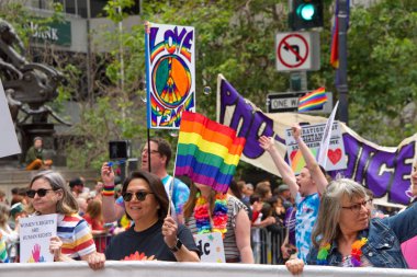 San Francisco, Ca - 30 Haziran 2019: Dünyanın en eski ve en büyük Lgbtqia geçit törenlerinden biri olan 49. Geleneksel Gay Onur Yürüyüşü 'ne katılanlar, 200' den fazla birlik ve 100 binden fazla seyirci