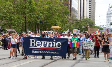 San Francisco, Ca - 30 Haziran 2019: Dünyanın en eski ve en büyük Lgbtqia geçit törenlerinden biri olan 49. Geleneksel Gay Onur Yürüyüşü 'ne katılanlar, 200' den fazla birlik ve 100 binden fazla seyirci