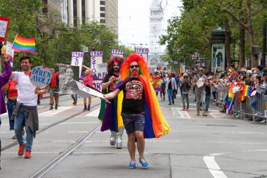 San Francisco, Ca - 30 Haziran 2019: Dünyanın en eski ve en büyük Lgbtqia geçit törenlerinden biri olan 49. Geleneksel Gay Onur Yürüyüşü 'ne katılanlar, 200' den fazla birlik ve 100 binden fazla seyirci