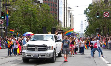 San Francisco, Ca - 30 Haziran 2019: Dünyanın en eski ve en büyük Lgbtqia geçit törenlerinden biri olan 49. Geleneksel Gay Onur Yürüyüşü 'ne katılanlar, 200' den fazla birlik ve 100 binden fazla seyirci