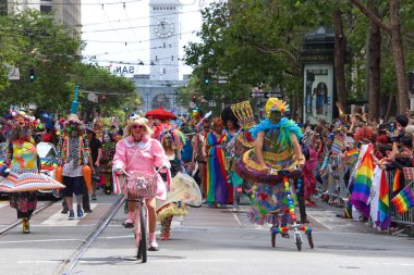 San Francisco, Ca - 30 Haziran 2019: Dünyanın en eski ve en büyük Lgbtqia geçit törenlerinden biri olan 49. Geleneksel Gay Onur Yürüyüşü 'ne katılanlar, 200' den fazla birlik ve 100 binden fazla seyirci