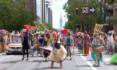 San Francisco, Ca - 30 Haziran 2019: Dünyanın en eski ve en büyük Lgbtqia geçit törenlerinden biri olan 49. Geleneksel Gay Onur Yürüyüşü 'ne katılanlar, 200' den fazla birlik ve 100 binden fazla seyirci