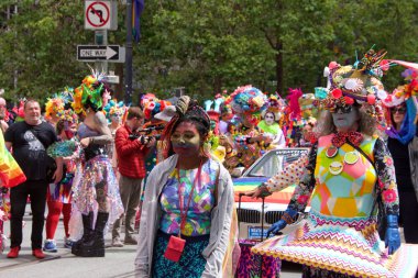 San Francisco, Ca - 30 Haziran 2019: Dünyanın en eski ve en büyük Lgbtqia geçit törenlerinden biri olan 49. Geleneksel Gay Onur Yürüyüşü 'ne katılanlar, 200' den fazla birlik ve 100 binden fazla seyirci