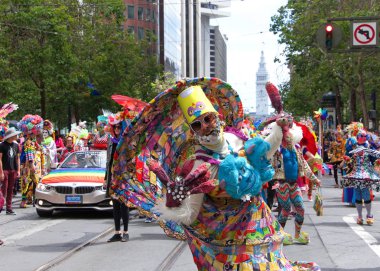 San Francisco, Ca - 30 Haziran 2019: Dünyanın en eski ve en büyük Lgbtqia geçit törenlerinden biri olan 49. Geleneksel Gay Onur Yürüyüşü 'ne katılanlar, 200' den fazla birlik ve 100 binden fazla seyirci