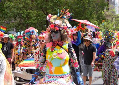 San Francisco, Ca - 30 Haziran 2019: Dünyanın en eski ve en büyük Lgbtqia geçit törenlerinden biri olan 49. Geleneksel Gay Onur Yürüyüşü 'ne katılanlar, 200' den fazla birlik ve 100 binden fazla seyirci