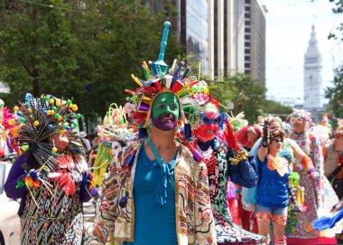 San Francisco, Ca - 30 Haziran 2019: Dünyanın en eski ve en büyük Lgbtqia geçit törenlerinden biri olan 49. Geleneksel Gay Onur Yürüyüşü 'ne katılanlar, 200' den fazla birlik ve 100 binden fazla seyirci