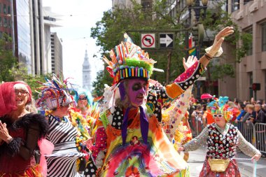 San Francisco, Ca - 30 Haziran 2019: Dünyanın en eski ve en büyük Lgbtqia geçit törenlerinden biri olan 49. Geleneksel Gay Onur Yürüyüşü 'ne katılanlar, 200' den fazla birlik ve 100 binden fazla seyirci