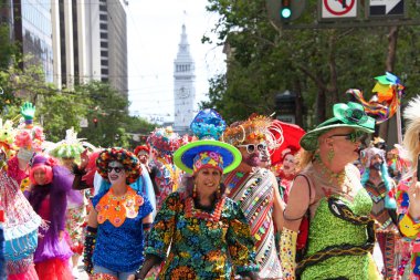 San Francisco, Ca - 30 Haziran 2019: Dünyanın en eski ve en büyük Lgbtqia geçit törenlerinden biri olan 49. Geleneksel Gay Onur Yürüyüşü 'ne katılanlar, 200' den fazla birlik ve 100 binden fazla seyirci