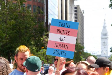 San Francisco, Ca - 30 Haziran 2019: Dünyanın en eski ve en büyük Lgbtqia geçit törenlerinden biri olan 49. Geleneksel Gay Onur Yürüyüşü 'ne katılanlar, 200' den fazla birlik ve 100 binden fazla seyirci