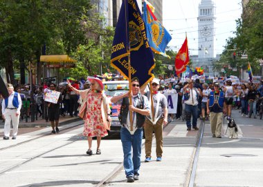 San Francisco, Ca - 30 Haziran 2019: Dünyanın en eski ve en büyük Lgbtqia geçit törenlerinden biri olan 49. Geleneksel Gay Onur Yürüyüşü 'ne katılanlar, 200' den fazla birlik ve 100 binden fazla seyirci