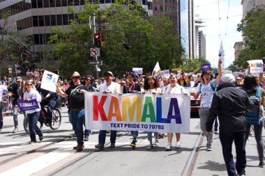 San Francisco, Ca - 30 Haziran 2019: Dünyanın en eski ve en büyük Lgbtqia geçit törenlerinden biri olan 49. Geleneksel Gay Onur Yürüyüşü 'ne katılanlar, 200' den fazla birlik ve 100 binden fazla seyirci