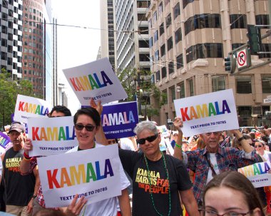 San Francisco, Ca - 30 Haziran 2019: Dünyanın en eski ve en büyük Lgbtqia geçit törenlerinden biri olan 49. Geleneksel Gay Onur Yürüyüşü 'ne katılanlar, 200' den fazla birlik ve 100 binden fazla seyirci