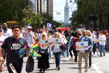 San Francisco, Ca - 30 Haziran 2019: Gavin Newsom, dünyanın en eski ve en büyük geçit törenlerinden biri olan 49. Geleneksel Gay Onur Yürüyüşü 'nde 200' den fazla birlik ve 100.000 'den fazla seyirci
