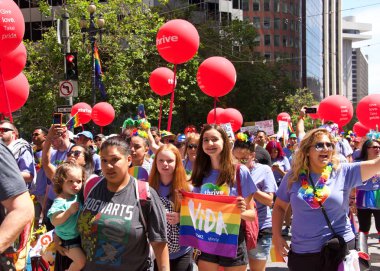 San Francisco, Ca - 30 Haziran 2019: Dünyanın en eski ve en büyük Lgbtqia geçit törenlerinden biri olan 49. Geleneksel Gay Onur Yürüyüşü 'ne katılanlar, 200' den fazla birlik ve 100 binden fazla seyirci