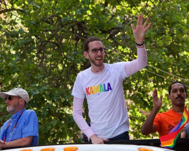 San Francisco, Ca - 30 Haziran 2019: Scott Wiener, dünyanın en eski ve en büyük geçit törenlerinden biri olan 49. Geleneksel Gay Onur Yürüyüşü 'nde 200' den fazla birlik ve 100.000 'den fazla seyirci