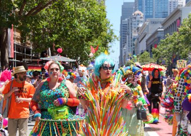 San Francisco, Ca - 30 Haziran 2019: Dünyanın en eski ve en büyük Lgbtqia geçit törenlerinden biri olan 49. Geleneksel Gay Onur Yürüyüşü 'ne katılanlar, 200' den fazla birlik ve 100 binden fazla seyirci