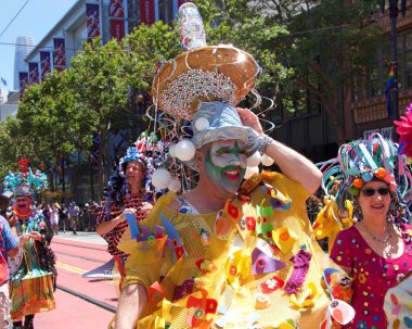San Francisco, Ca - 30 Haziran 2019: Dünyanın en eski ve en büyük Lgbtqia geçit törenlerinden biri olan 49. Geleneksel Gay Onur Yürüyüşü 'ne katılanlar, 200' den fazla birlik ve 100 binden fazla seyirci