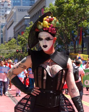 San Francisco, Ca - 30 Haziran 2019: Dünyanın en eski ve en büyük Lgbtqia geçit törenlerinden biri olan 49. Geleneksel Gay Onur Yürüyüşü 'ne katılanlar, 200' den fazla birlik ve 100 binden fazla seyirci